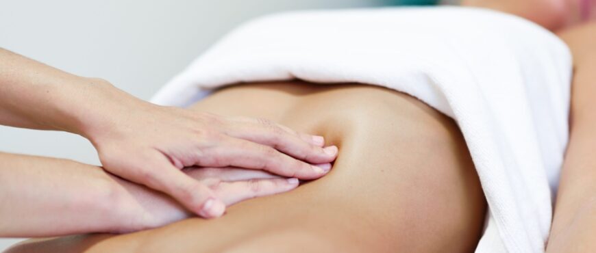 manos-masajear-abdomen-therapist-femenino-aplicar-presion-sobre-vientre-min